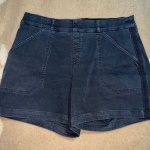 SPANX Women's Stretch Twill Shorts 6" in Washed Black size L